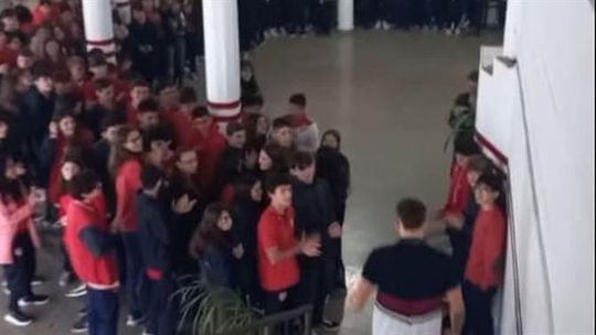 Marcou o primeiro golo como profissional e foi aplaudido de pé no regresso à escola (vídeo)