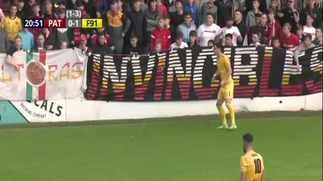 Insólito: guarda-redes do Dudelange marca de cabeça… na própria baliza