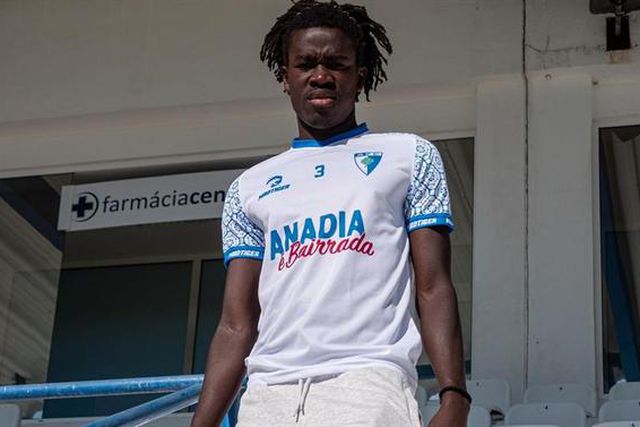 Oficial: Jovem defesa-central 'promovido' do Campeonato de Portugal