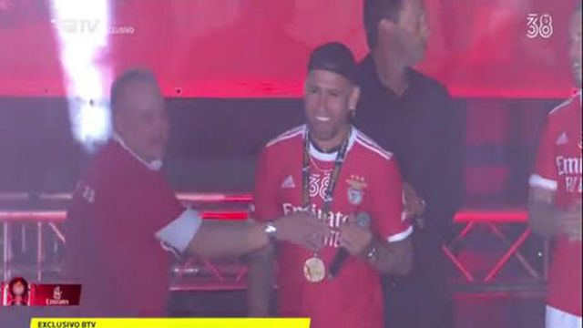 Adeptos e colegas pedem a Otamendi para ficar no Benfica