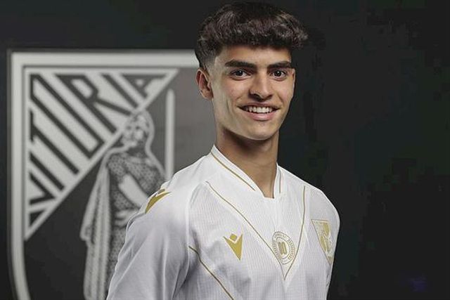 Jovem de 16 anos assina por três temporadas