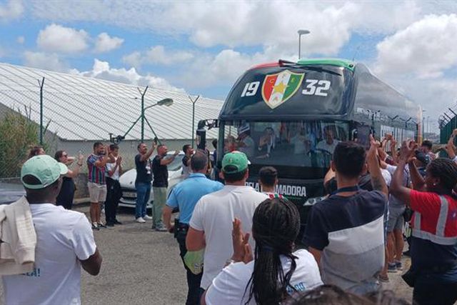 Uma centena de adeptos à espera da equipa depois da subida de divisão (vídeo e fotos)