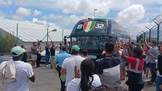 Uma centena de adeptos à espera da equipa depois da subida de divisão (vídeo e fotos)