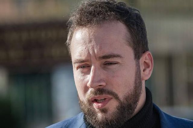 'Tweet' com fotomontagem de Benzema e jihadistas vale processo a ativista de extrema-direita