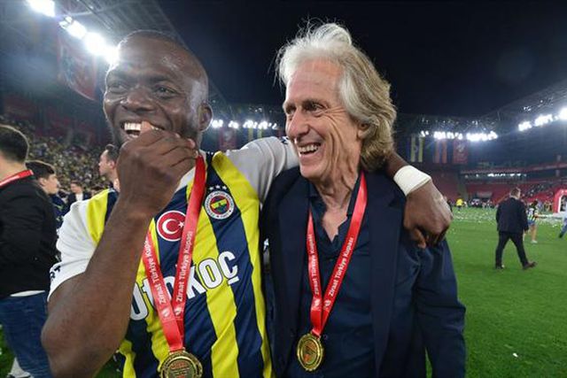 Oficial: Melhor marcador do Fenerbahçe tem novo clube