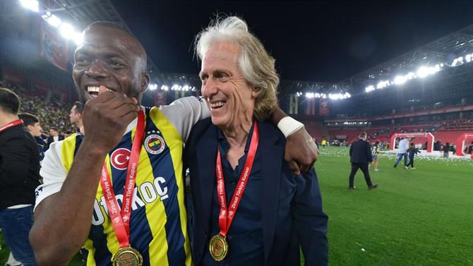 Oficial: Melhor marcador do Fenerbahçe tem novo clube
