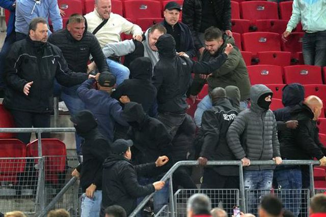 Haja coragem: um adepto do West Ham 'varreu' vários do AZ (vídeo)