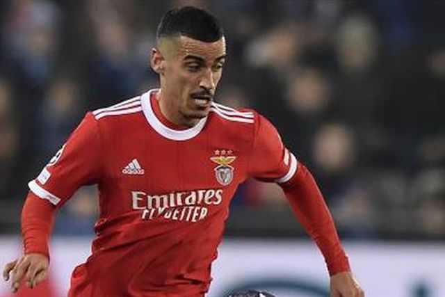 Renovação de Chiquinho em cima da mesa