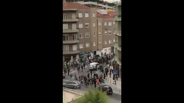Vergonhoso: as imagens de violência dos adeptos do Sporting