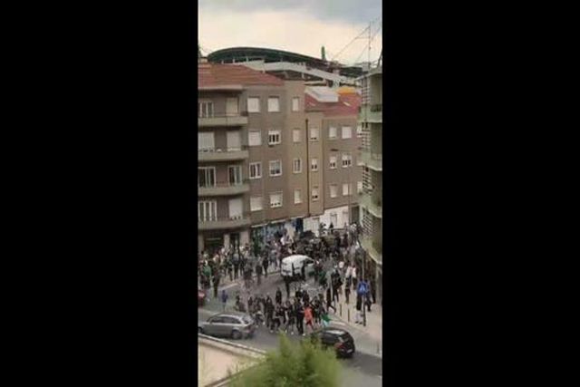 Vergonhoso: as imagens de violência dos adeptos do Sporting