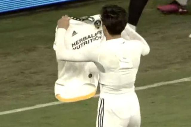 Ex-Barcelona marca golaço, festeja à Messi e Chiellini chama-lhe… palhaço (vídeos)