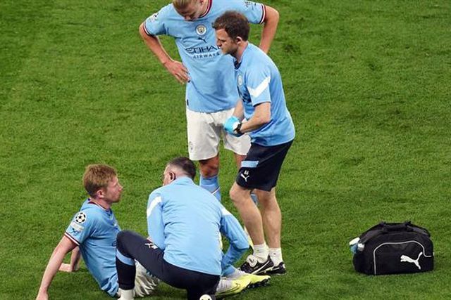 Azarado: De Bruyne sai lesionado pela segunda final seguida (vídeo)
