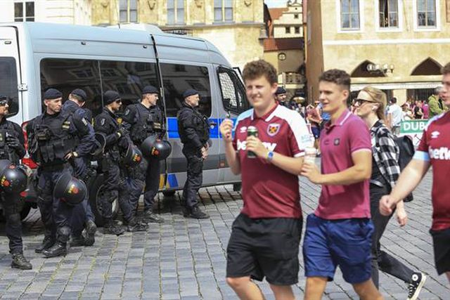 Mais de duas dezenas de adeptos detidos em Praga