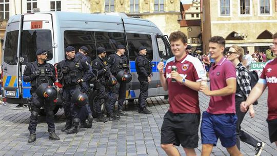 Mais de duas dezenas de adeptos detidos em Praga
