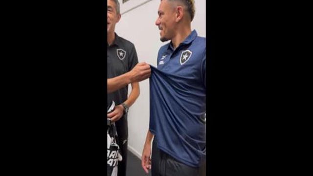 Tiquinho Soares recebe camisola especial das mãos de Bruno Lage