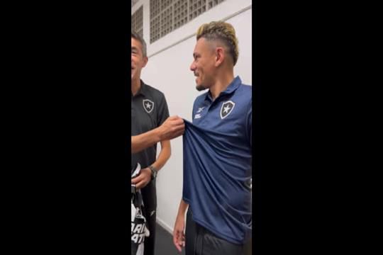 Tiquinho Soares recebe camisola especial das mãos de Bruno Lage