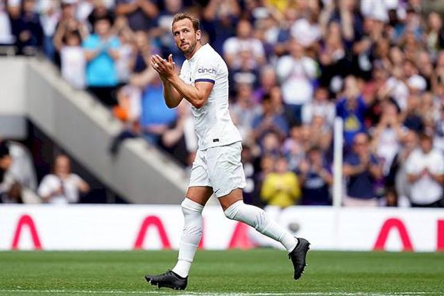 Harry Kane faz 'poker' e chama pelo Bayern Munique