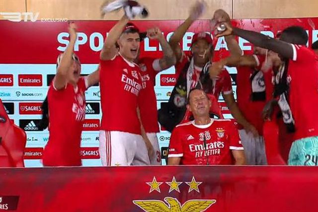 Roger Schmidt leva banho de champanhe na sala de imprensa (vídeo)