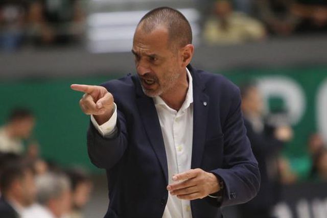 Treinador do Sporting atira-se à arbitragem: «A verdade desportiva ficou aquém»