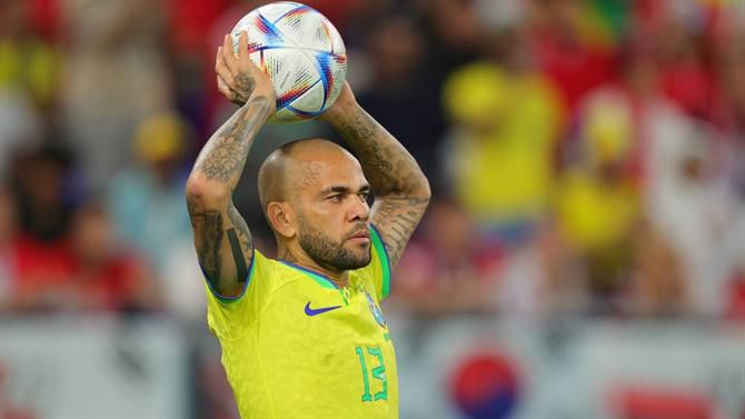 «Dani Alves agarra a mão dela e leva-a aos seus genitais»