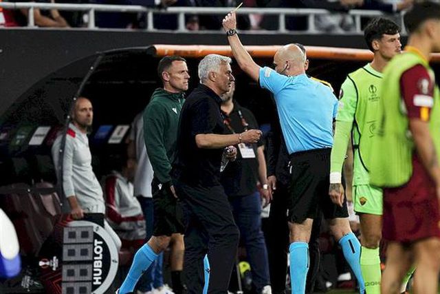 José Mourinho duríssimo com a arbitragem: «VAR quis acabar o jogo depressa»