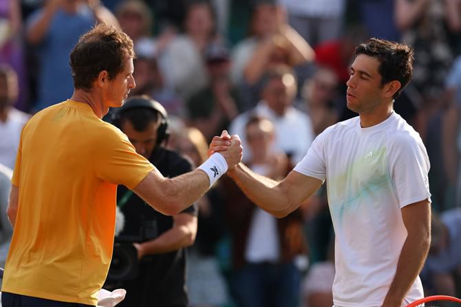 Nuno Borges 'cai' diante de Andy Murray