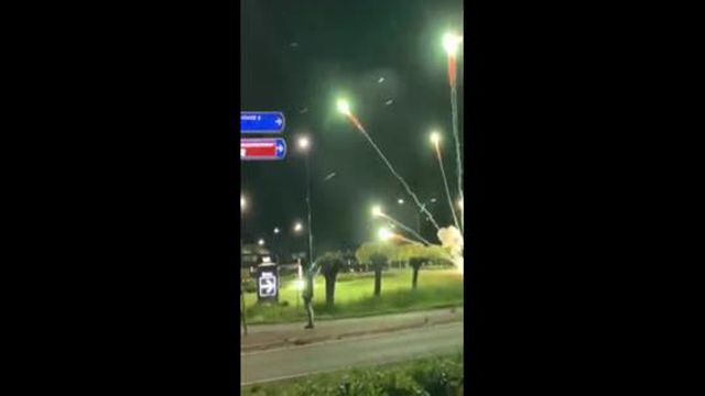 Adeptos do AZ Alkmaar lançam foguetes perto do hotel do West Ham