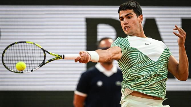 Roland-Garros: ‘Furacão’ Alcaraz marca meia-final com Djokovic