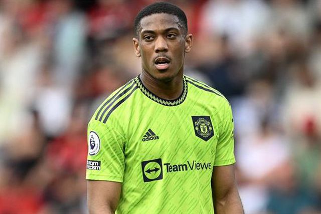 Martial foi substituído e foi direto para o balneário