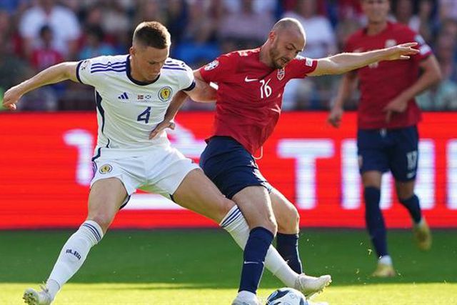 Grupo A: Noruega, com Aursnes de início, sofre reviravolta (com 2 golos em 3 minutos) e perde em casa