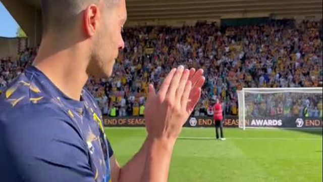 Apontado à saída, ex-Benfica despede-se dos adeptos e não contém as lágrimas