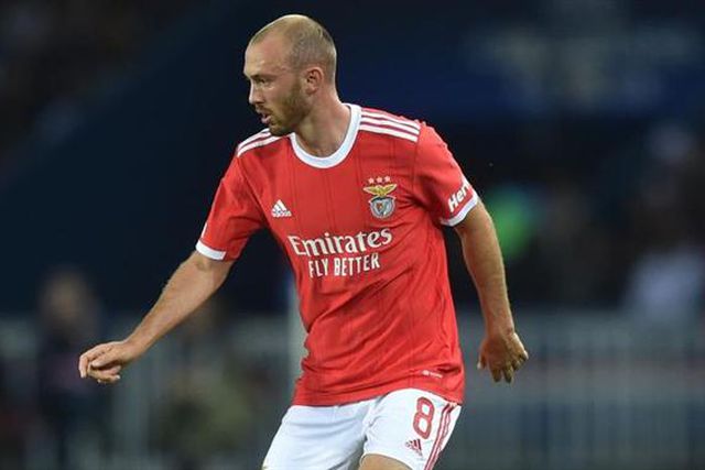 Aursnes à frente de Bah para lateral-direito 