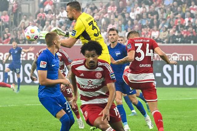 Incrível: Três irmãos em campo… e o pai no banco!