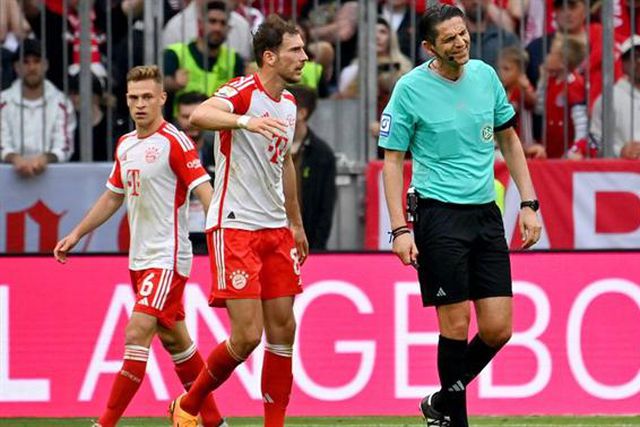 Árbitro perde o controlo e insulta comentador: «Sentado com os seus 180 quilos...»