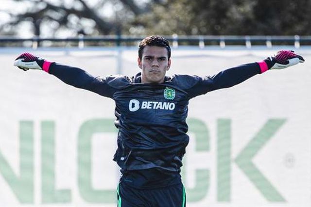 Diego Callai sobe na estrutura de guarda-redes