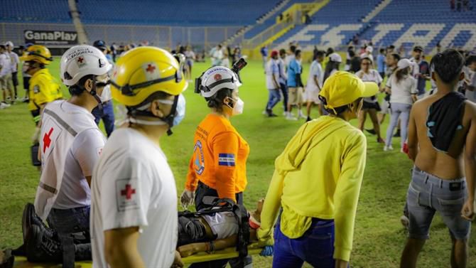 Tragédia: Debandada em estádio causa doze mortos (vídeo)