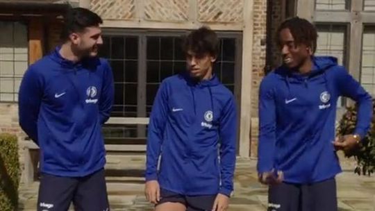 Hilariante: Colegas de equipa ‘gozam’ com João Félix (vídeo)