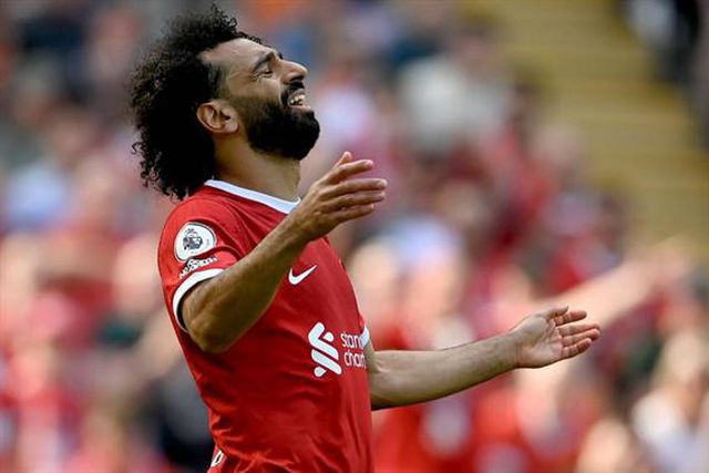 Salah penitencia-se após queda para a Liga Europa: «Não há desculpas para isto»