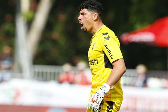 «Cabeça bem levantada»