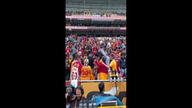 Jardel festeja título do Galatasaray