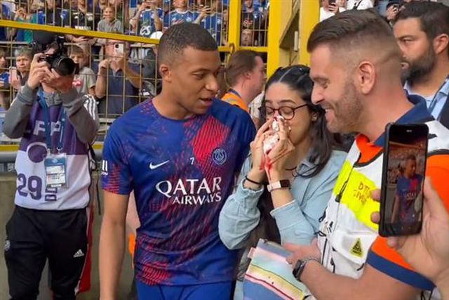 Adepta leva bolada de Mbappé e acaba recompensada (vídeo)