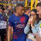 Adepta leva bolada de Mbappé e acaba recompensada (vídeo)