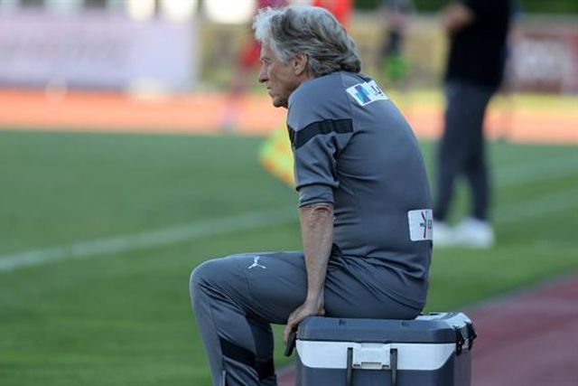 Jorge Jesus ao telemóvel em pleno jogo (vídeo)