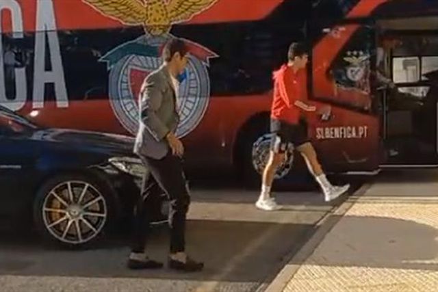 A chegada dos encarnados ao Estádio Algarve (vídeo)