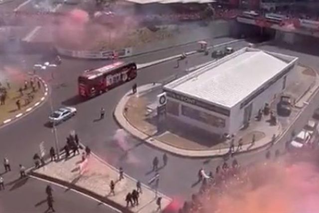 Ambiente ao rubro na chegada do autocarro à Luz (vídeos)