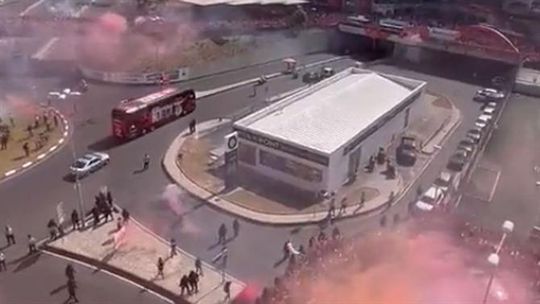 Ambiente ao rubro na chegada do autocarro à Luz (vídeos)