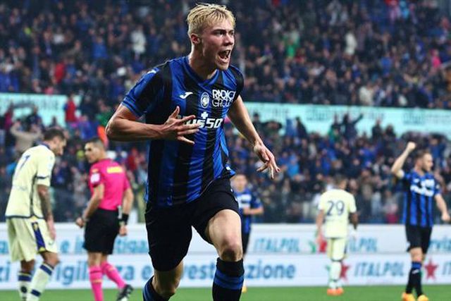 Rasmus Hojlund já pisa solo britânico