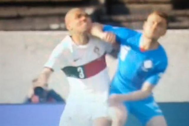 Jogadores pediram vermelho após cotovelada a Pepe (vídeo)