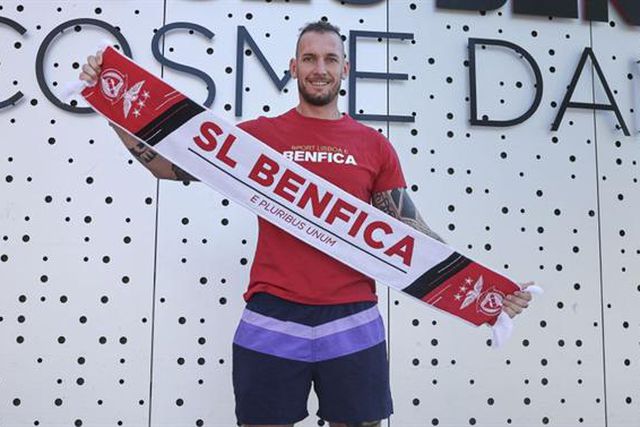 Benfica anuncia contratação de oposto brasileiro