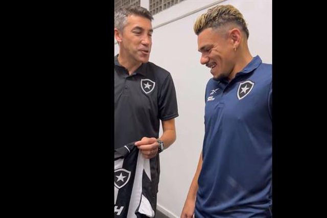 Lage ‘dá’ camisola especial a Tiquinho: «Quem diria, um ex-Benfica e um ex-FC Porto…» (vídeo)